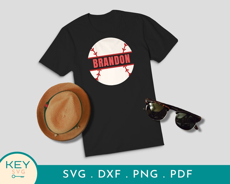Op de afbeelding: Zwart T-shirt met een rode en witte baseball-afbeelding en de naam "Brandon" in rode tekst.