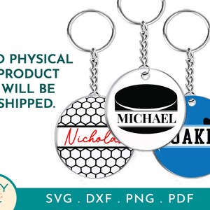 Op de afbeelding: Drie sleutelhangers met gepersonaliseerde hockey-thema hangers. De hangers zijn rond en hebben een zwart-wit honingraatpatroon, een zwarte hockeypuck met de naam "Michael" en een blauwe hanger met een pootafdruk en de naam "Jake".