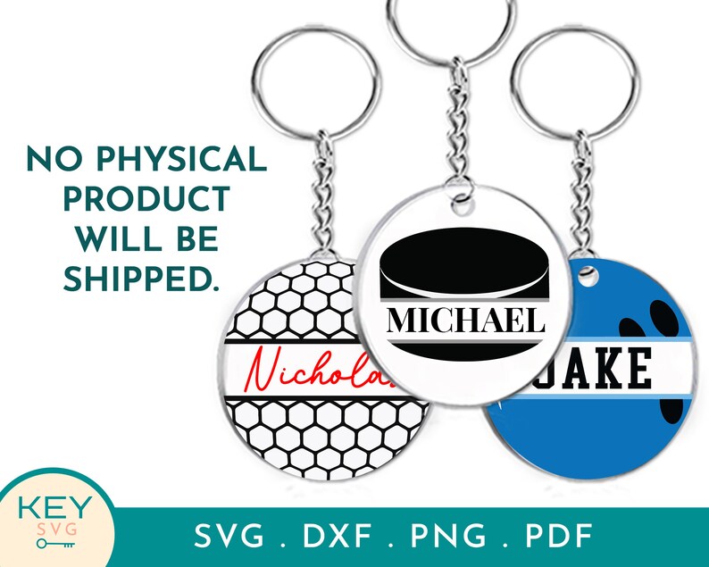 Op de afbeelding: Drie sleutelhangers met gepersonaliseerde hockey-thema hangers. De hangers zijn rond en hebben een zwart-wit honingraatpatroon, een zwarte hockeypuck met de naam "Michael" en een blauwe hanger met een pootafdruk en de naam "Jake".