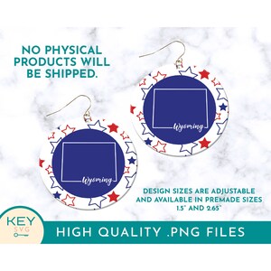 Puede incluir: Un par de pendientes con fondo blanco con estrellas rojas y azules que rodean un contorno azul del estado de Wyoming. Los pendientes están disponibles en tamaños de 1,5" y 2,65".