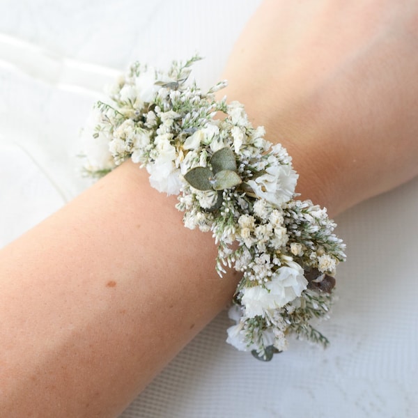 Corsage de poignet de fleurs séchées d'eucalyptus et d'haleine de bébé - Corsage de mariage