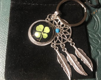 Vrai Trèfle à 4 feuilles inclus dans un porte-clefs attrape-rêve ( Symbole de la chance, Cadeaux, Anniversaire, Fête Saint-Patrick )