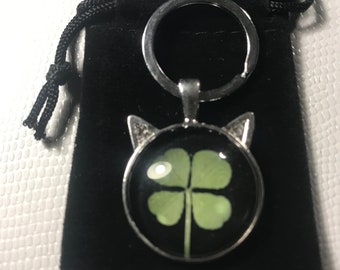 Authentique, vrai Trèfle à 4 feuilles inclus dans un porte-clefs chat (Symbole de la chance, Cadeaux, Anniversaire, Fête Saint-Patrick )