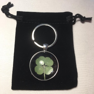 Authentique, vrai Trèfle à 4 feuilles serti sur un porte-clés d'un Ø 30 mm ( Symbole de la chance, Cadeaux, Anniversaire, Fêtes )