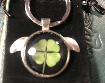 Authentique, vrai Trèfle à 4 feuilles inclus dans un porte-clefs Ange ( Symbole de la chance, Cadeaux, Anniversaire, Fête Saint-Patrick )
