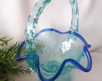 Vintage glazen Fenton-mand in twee blauwe kleuren, handvat en steel met bladpatroon