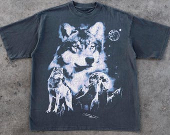 Wolf Vintage 90er Grafik-T-Shirt von Comfort Colors®, Grunge Retro Wolf Faded Tee, Wild Nature Howling Moon Y2k