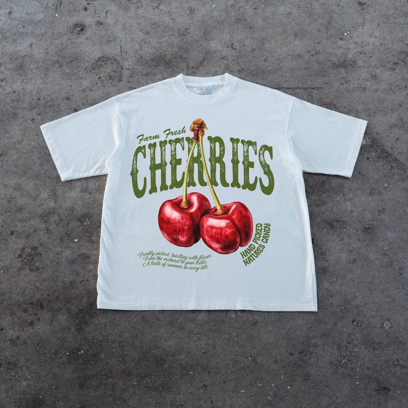 Puede incluir: Camiseta blanca con un gr&aacute;fico de dos cerezas rojas y el texto "Farm Fresh Cherries Hand Picked Natures Candy".