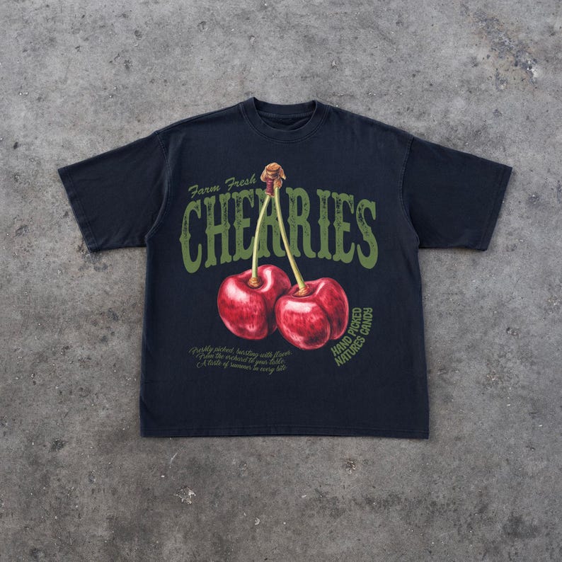 Puede incluir: Camiseta negra con un estampado gr&aacute;fico de dos cerezas rojas y el texto "Farm Fresh Cherries Hand Picked Natures Candy".