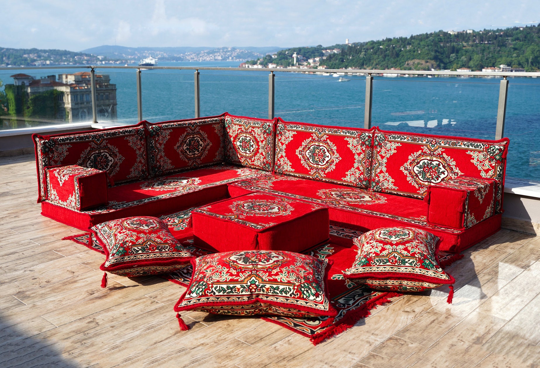 Cojines de suelo de color rojo, sofás con asientos árabes en forma de L,  sofá de
