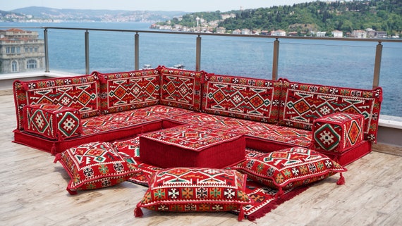 Cojines de suelo de color rojo, sofás con asientos árabes en forma de L,  sofá de