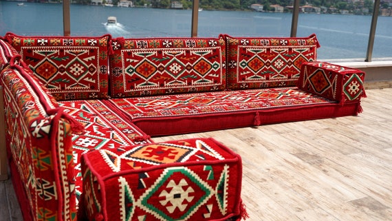 Cuscini da pavimento di colore rosso, Divani arabi con posti a sedere a  forma di L