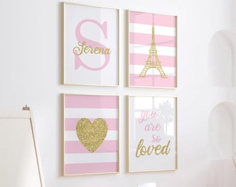 Può includere: Quattro stampe da parete incorniciate con una combinazione di colori rosa e bianco. Una stampa mostra una grande lettera S con il nome Serena in glitter oro. Le altre raffigurano una torre Eiffel dorata, un cuore dorato e il testo you are so loved.