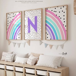 Impressão de arte de monograma de berçário de arco-íris, arte de parede de berçário de monograma de menina, arte de parede de berçário personalizada, letra de monograma de arco-íris, crianças de bolinhas