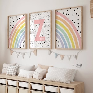 Decoración de pared para guardería, estampado de monograma para niñas, arte con nombre de bebé en colores pastel, estampados para dormitorio de niña, juego de estampados de arcoíris para sala de juegos, arte con monograma para niña