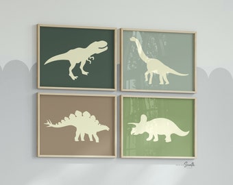 Puede incluir: Conjunto de cuatro impresiones enmarcadas que presentan siluetas de diferentes dinosaurios en color amarillo claro sobre un fondo verde y marrón. Las impresiones están en marcos de madera.