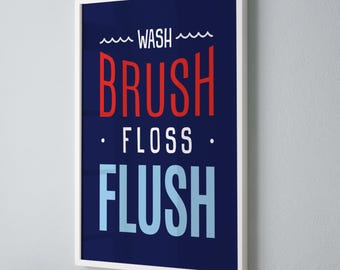 Pode incluir: Um sinal de banheiro azul marinho com texto branco que diz "Wash Brush Floss Flush" em uma fonte em negrito sem serifa. As palavras "Brush" e "Flush" estão em vermelho e azul, respectivamente.
