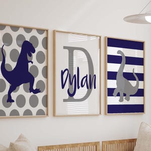 Personlig dinosauriebarnrumsdekoration: Marinblå och grå pojkrumsdekor