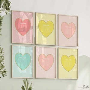 Arte de habitación para niñas en tonos pastel y dorado, corazones pastel, impresiones de arte de pared para niñas, carteles de corazones rosados y dorados en rosa pastel suave, rosa amarillo y aguamarina