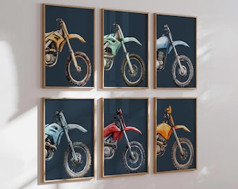 Puede incluir: Seis impresiones enmarcadas de motos de cross en acuarela en varios colores, incluyendo amarillo, verde y rojo, sobre un fondo azul oscuro. La obra presenta ilustraciones detalladas de las motocicletas.