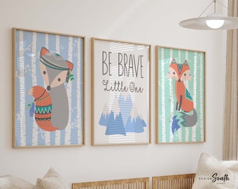 Puede incluir: Tres impresiones enmarcadas con un tema de bosque. La impresión central presenta una escena de montaña azul y blanca con el texto "Be Brave Little One". Las impresiones a cada lado presentan un zorro con un tocado y una cola coloridos.