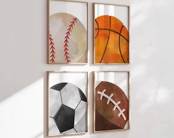 Peut inclure: Quatre impressions encadrées de ballons de sport à l'aquarelle : un baseball avec des coutures rouges, un ballon de basket orange, un ballon de football noir et blanc et un ballon de rugby marron avec des lacets blancs. Sur un mur blanc.