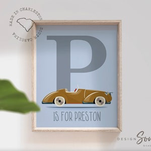 Habitación de niños con nombre personalizado e inicial en el auto, decoración de niño con auto azul bebé, póster con inicial azul para niños, baño de niños con temática de transporte, nombre de niño