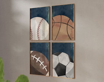 Puede incluir: Conjunto de cuatro impresiones enmarcadas que muestran un primer plano de diferentes pelotas de deporte. Cada impresión tiene un fondo azul oscuro con una pelota blanca, marrón o negra. Las pelotas son béisbol, baloncesto, fútbol americano y fútbol.