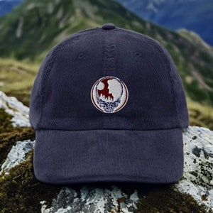 Vintage Cord Cap, bestickt mit Old Man of the Mountain und Skull Design. Super bequem und weich im Griff.