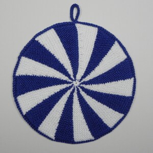 Agarradera redonda Mandala 2, tejida a mano, azul y blanca, de algodón, hecha a mano, de aproximadamente 22 cm de tamaño.