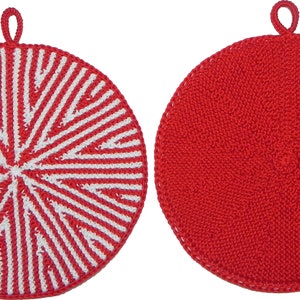 Puede incluir: Dos agarraderas de olla de crochet rojo, una con un diseño de rayas blancas y rojas y la otra con un diseño rojo sólido.