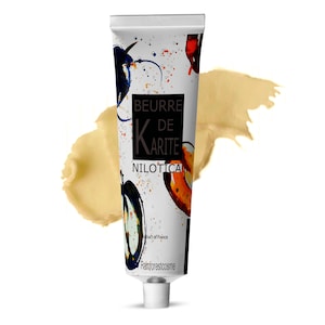 Könnte beinhalten: Eine weiße Tube mit Sheabuttercreme mit einem farbenfrohen Design, das eine Frucht und den Text "BEURRE DE KARITE NILOTICA" sowie "Produkt aus Frankreich" und "Rainforestcosme" zeigt.