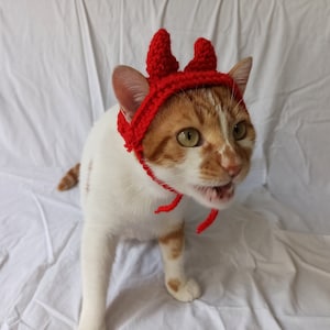 Teufel Bandana für Katzen und Hunde, Gehäkeltes Tierzubehör mit Ohrlöchern und Streifen, Gehäkelte Rote Teufel Hörner für Halloween, Katzenkostüm