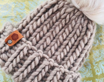 Super chunky knit wool beanie hat beige with faux fur pom pom