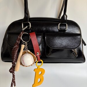 Sport Baseball Tasche Schlüsselanhänger, Taschenanhänger, Taschenanhänger, Handtaschenanhänger, Baseball, mit Handschuh, Ball, Fledermaus und Monogramm Buchstabe B, Y2K,UnikatSchlüsselanhänger.