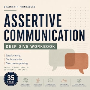 Puede incluir: Una portada de libro de ejercicios digital titulada Assertive Communication Deep Dive Workbook de Brainpath Printables. Presenta texto azul oscuro sobre un fondo crema, dos burbujas de diálogo y 35 páginas. Incluye puntos sobre habilidades.
