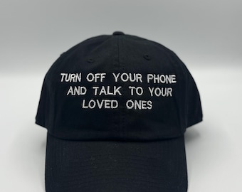 Stellen Sie Ihr Telefon ab und sprechen Sie mit Ihrer geliebten Baseballmütze