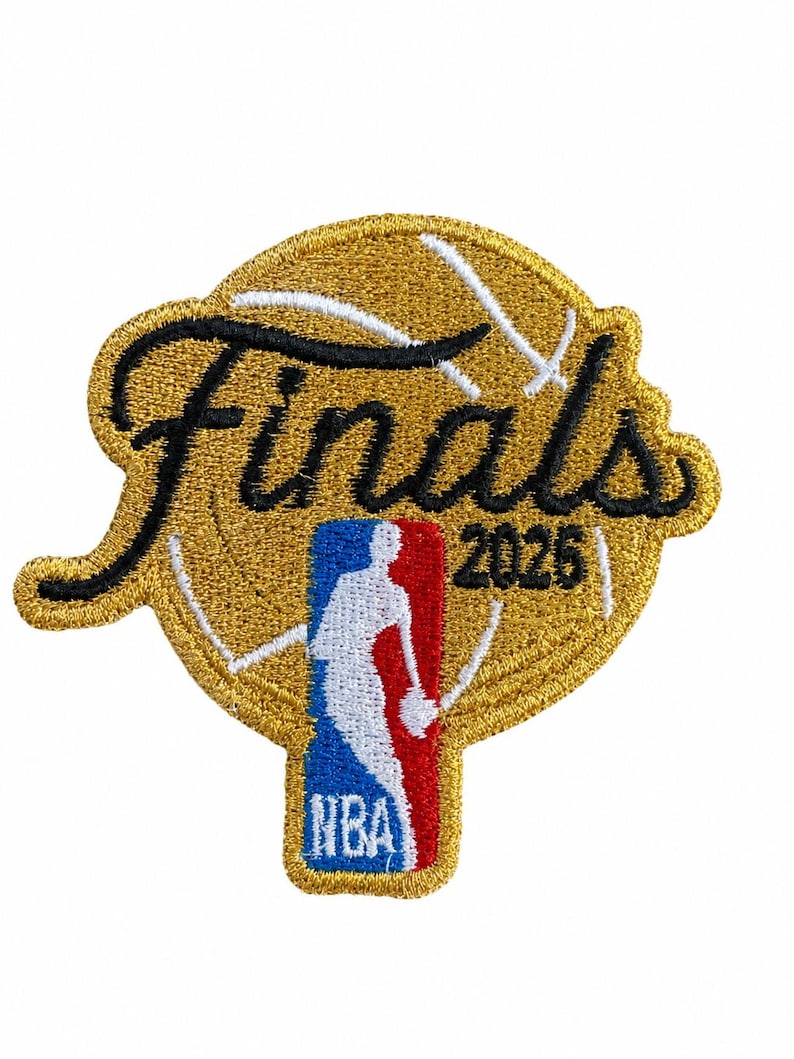 K&ouml;nnte beinhalten: Ein runder gestickter Aufn&auml;her mit einem goldenen Basketball-Hintergrund, dem schwarzen Schriftzug Finals und der Jahreszahl 2025 in Schwarz. Darunter befindet sich das rot-wei&szlig;-blaue NBA-Logo mit der wei&szlig;en Silhouette eines Basketballspielers.