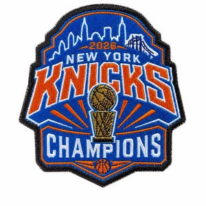 Może przedstawiać: Wyszywana naszywka w kształcie tarczy z niebieskim tłem, pomarańczowym logo New York Knicks, złotym trofeum i białą panoramą miasta. Tekst zawiera 2026, NEW YORK, KNICKS oraz CHAMPIONS, z małą pomarańczową ikoną piłki do koszykówki na dole.