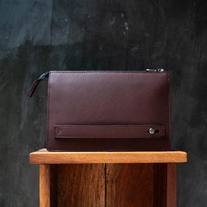 Bolsa de viaje minimalista de cuero de sándalo – Clutch EDC personalizado – Monedero delgado con cremallera – Bolso de mano de viaje – Kit de transporte de mano