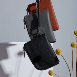 Cartera con cremallera de cuero negro minimalista con correa para hombres y mujeres - Cartera con cremallera de cuero personalizada - Cartera de cuero moderna con cadena imagen 5