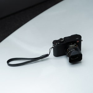 Minimalistyczny czarny skórzany pasek na nadgarstek do małych i średnich aparatów cyfrowych – pasek na nadgarstek do aparatów Fujifilm, Leica i innych