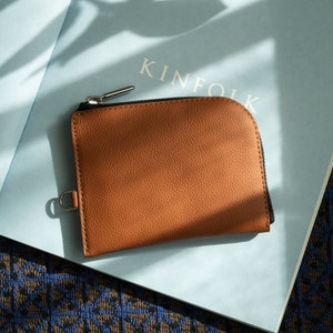 Cartera con cremallera de cuero marrón minimalista con correa para hombres y mujeres - Cartera con cremallera de cuero personalizada - Cartera de cuero moderna con cadena