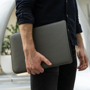 Minimalistyczny skórzany pokrowiec na MacBooka Air i Pro w kolorze szarym / Tłoczony skórzany pokrowiec na Maca / Skórzana osłona / M1 M2 13 14 16 cali