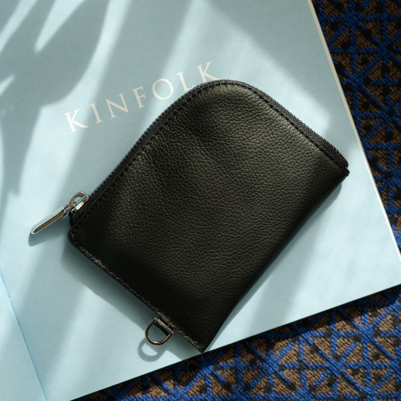 Cartera con cremallera de cuero negro minimalista con correa para hombres y mujeres - Cartera con cremallera de cuero personalizada - Cartera de cuero moderna con cadena imagen 1
