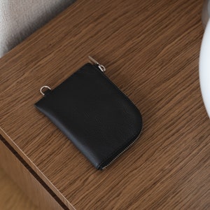 Cartera con cremallera de cuero negro minimalista con correa para hombres y mujeres - Cartera con cremallera de cuero personalizada - Cartera de cuero moderna con cadena imagen 4