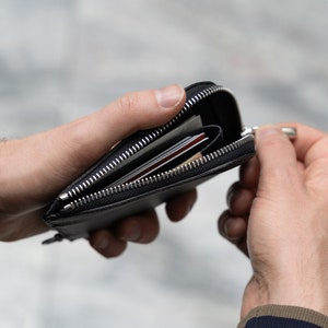 Cartera con cremallera de cuero negro minimalista con correa para hombres y mujeres - Cartera con cremallera de cuero personalizada - Cartera de cuero moderna con cadena imagen 2