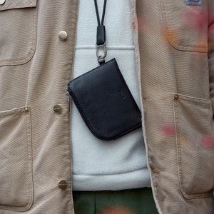 Cartera con cremallera de cuero negro minimalista con correa para hombres y mujeres - Cartera con cremallera de cuero personalizada - Cartera de cuero moderna con cadena imagen 3