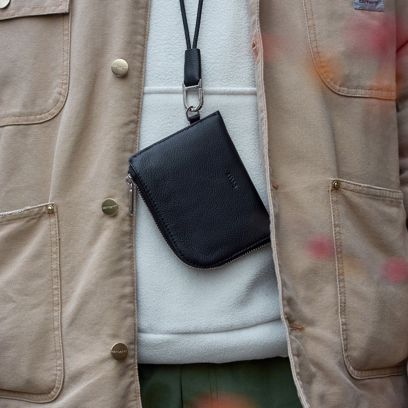 Cartera con cremallera de cuero negro minimalista con correa para hombres y mujeres - Cartera con cremallera de cuero personalizada - Cartera de cuero moderna con cadena imagen 3