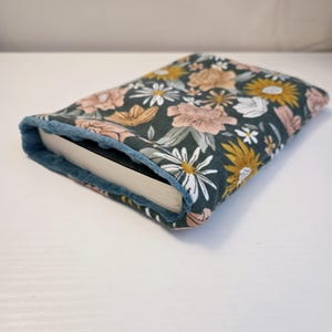 Copertina per libri floreale con fodera in minky / Garza verde con fiori rosa e arancioni / Copertina morbida fatta a mano l Copertina per e-reader l Bookish